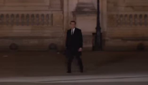 La impresionante caminata en solitario de Macron al Louvre es un claro mensaje (video)