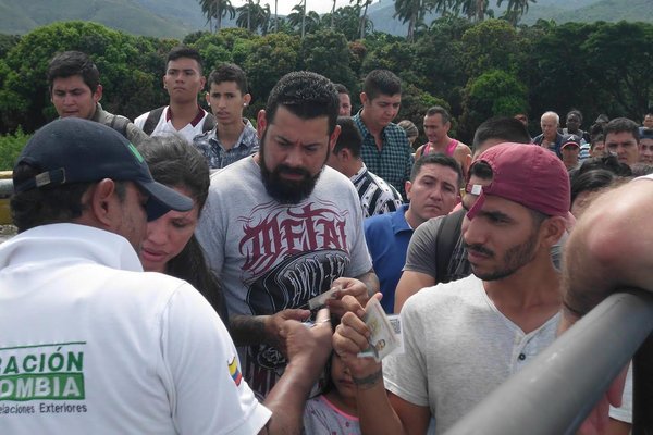 Hasta ocho mil bolívares pagan venezolanos para obtener tarjeta de Movilidad Fronteriza