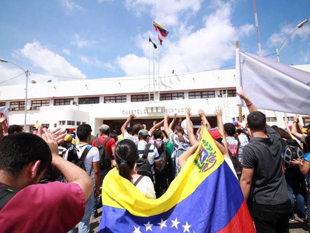 Estudiantes zulianos marchan en contra de las “prácticas terroristas de Maduro”