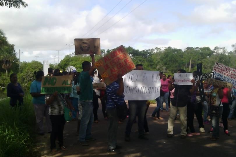 Indígenas protestan y trancan vía hacia Amazonas #2Jun (Fotos)