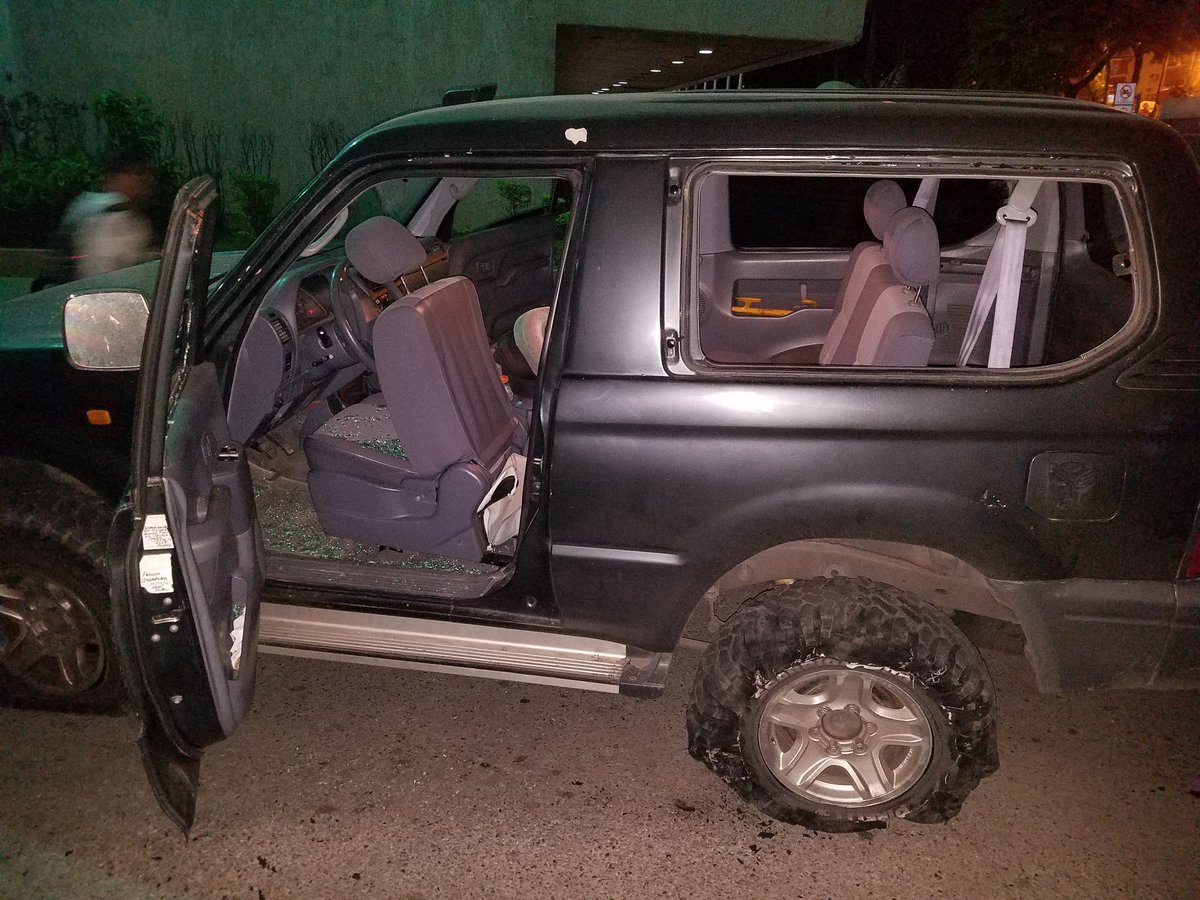 Agresiones y destrozos a vehículos de periodistas dejó asedio oficialista en la AN (Fotos)