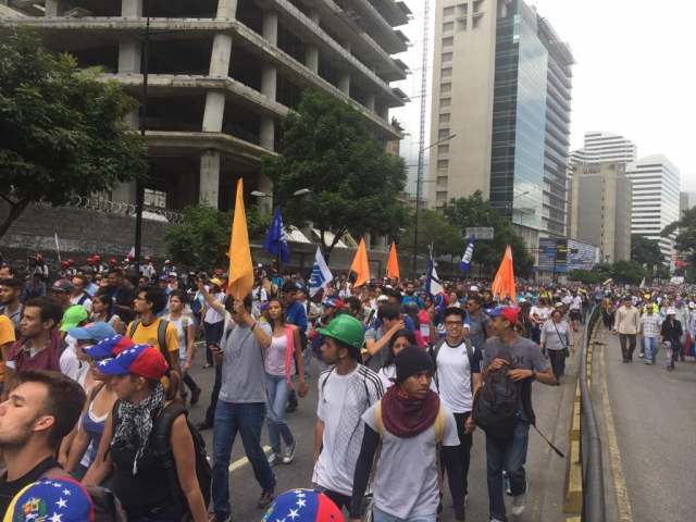 Manifestantes marchan por la avenida Francisco de Miranda hacia la Fiscalía / Foto: Régulo Gómez - La Patilla 