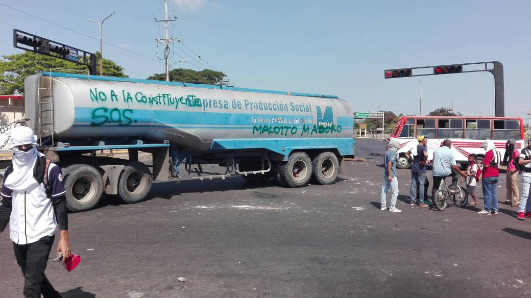 Manifestantes toman camión cisterna para plantarse en Maracaibo
