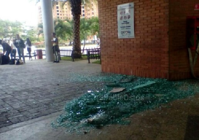 Momento exacto en el que GNB destroza entrada al Orinokia Mall #10Jun (Video y Fotos)