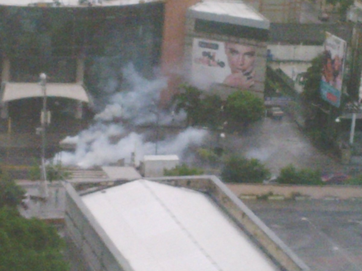 Lanzan bombas lacrimógenas en las adyacencias del Sambil Caracas #28Jun