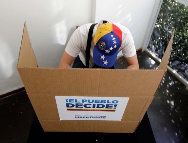 A person votes during an unofficial plebiscite against Venezuela's President Nicolas Maduro's government, in Sao Paulo, Brazil July 16, 2017. REUTERS/Paulo Whitaker