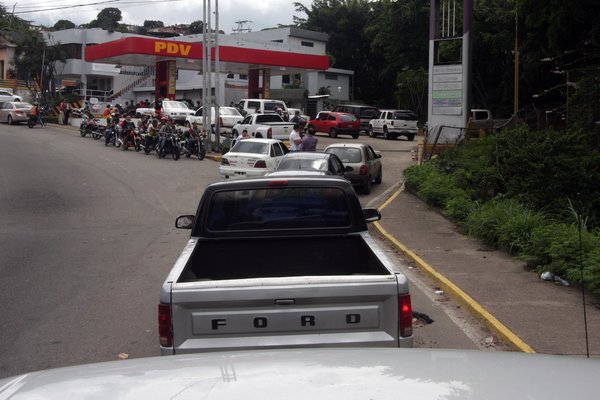 San Cristóbal colapsa por colas en gasolineras