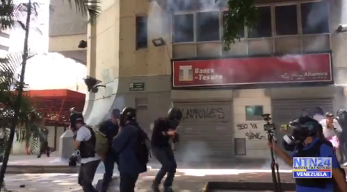En Videos: PNB quema motos y lanza perdigones a choferes de periodistas en Altamira