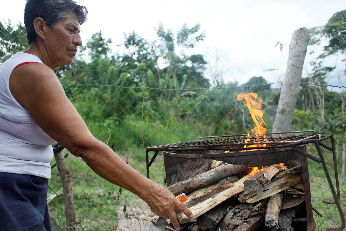 Revolución chucuta: Escasez de gas doméstico obliga a venezolanos a cocinar con leña (fotos)