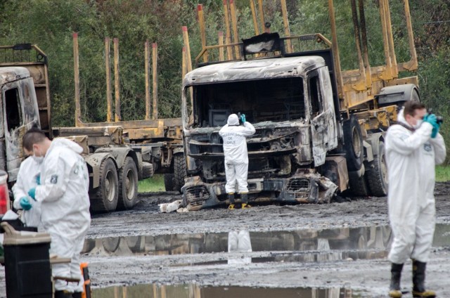 CH19. SAN JOSE DE LA MARIQUINA (CHILE), 28/08/2017.- Policías inspeccionan el lugar donde fueron quemados 29 camiones, hoy, lunes 28 de agosto de 2017, en San José de la Mariquina, al sur de Chile. El gobierno de Chile confirmó que un incendio que destruyó al menos 29 camiones en una localidad de la sureña región de Los Ríos fue provocado por un grupo de encapuchados que atentó contra la empresa dueña de los vehículos. EFE/Camilo Tapia