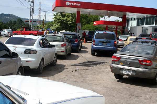 Siguen las colas kilométricas en las bombas de gasolina de Táchira