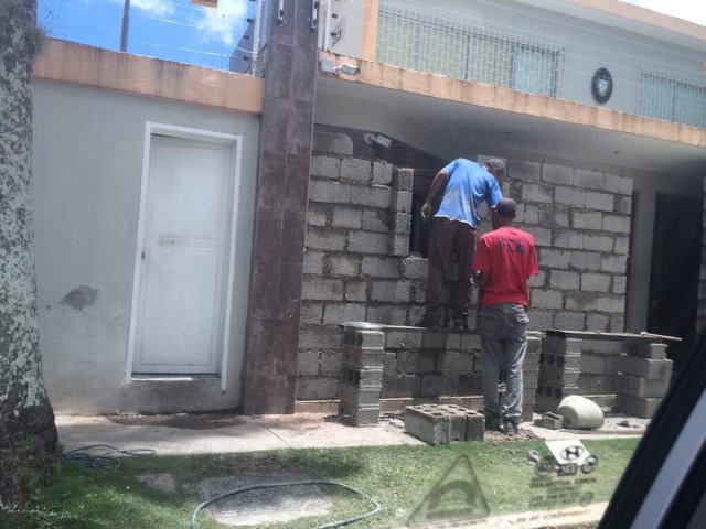 usuarios reportaron que reforzaron con doble pared de ladrillos la entrada de la embajada de Cuba en Caracas, Venezuela. / Foto: Vía Redes sociales