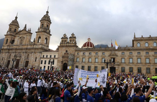Faithful wait for the arrival of Pope Francis in front of the Cathedral in Candelaria at Bolivar square in Bogota, Colombia September 7, 2017. REUTERS/Nacho Doce