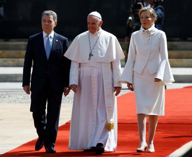 Colombia's President Juan Manuel Santos (L) and First Lady Maria Clemencia Rodriguez (R) receive Pope Francis at Narino presidential palace in Bogota, Colombia September 7, 2017. REUTERS/Stefano Rellandini