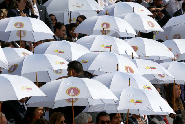 Faithful wait for the arrival of Pope Francis to Narino presidential palace in Bogota, Colombia September 7, 2017. REUTERS/Stefano Rellandini