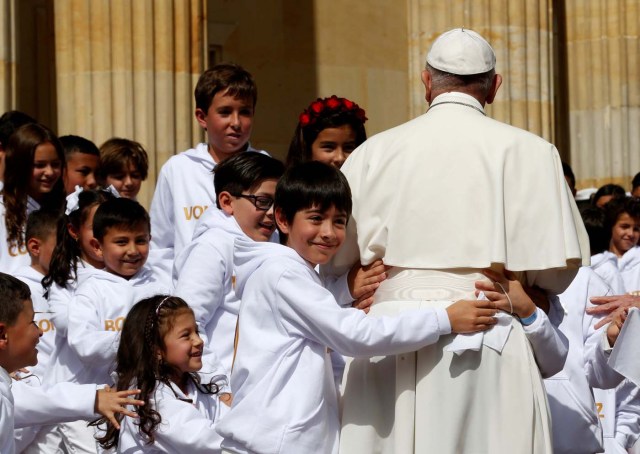 Pope Francis is greeted by children during a meeting at Narino presidential palace in Bogota, Colombia September 7, 2017. REUTERS/Stefano Rellandini