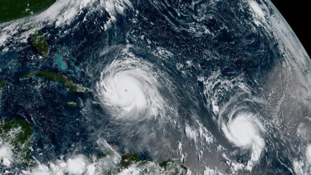 Imagen cedida a Reuters por el  Centro de Predicción Climática de la Administración Nacional Oceánica y Atmosférica del huracán Irma (a la izquierda en la imagen) junto al huracán José en su paso por el océano Atlántico, sep 7, 2017 NOAA satellite handout photo. NOAA/Handout via REUTERS    Imagen cedida a Reuters