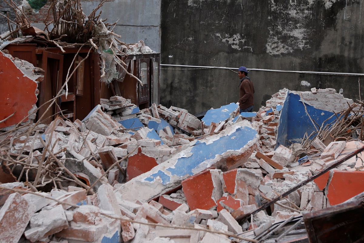 Mexicanos levantan escombros para buscar heridos tras terremoto (Video)