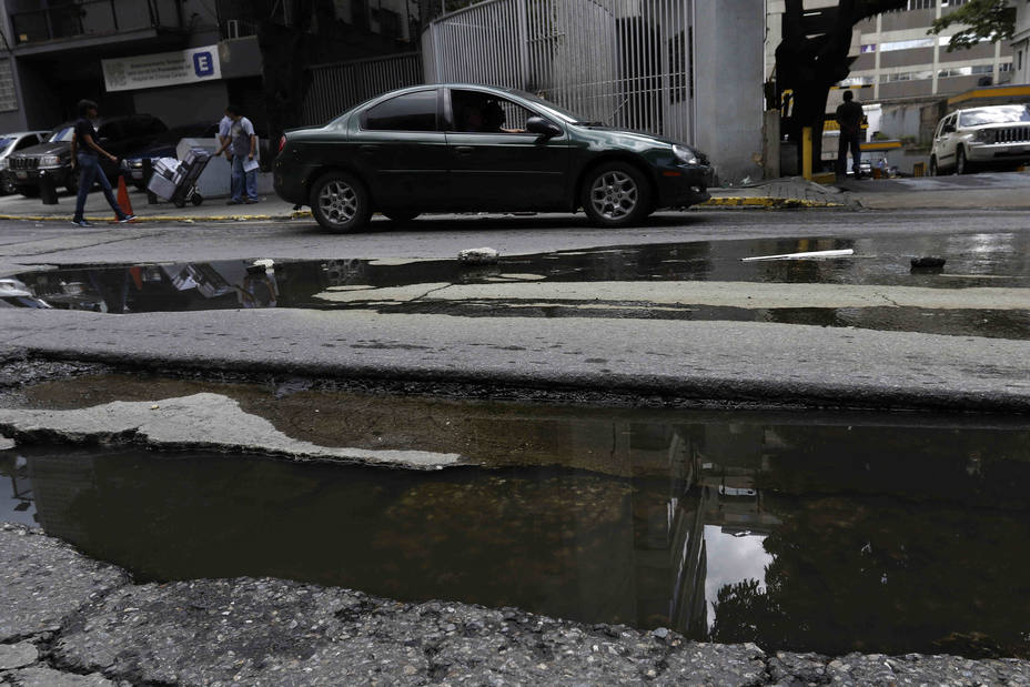 Venezuela, un país petrolero, se queda sin avenidas por escasez de asfalto (Video)