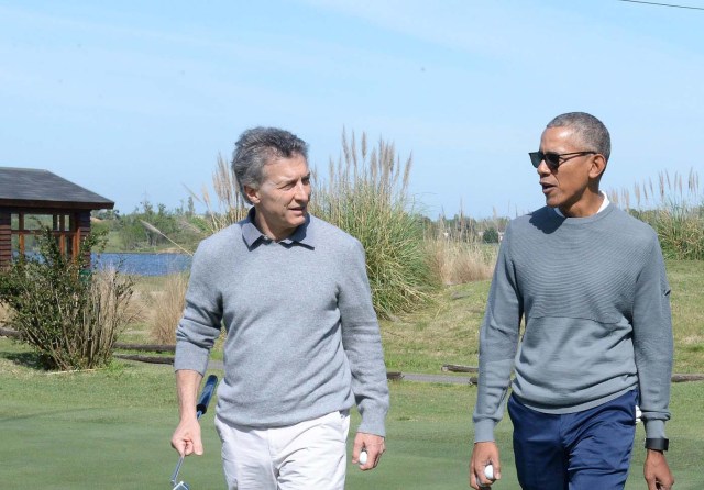 Argentina's President Mauricio Macri and former U.S. President Barack Obama walk at a golf course in Bella Vista, on the outskirts of Buenos Aires, Argentina October 7, 2017. Argentine Presidency/Handout via REUTERS ATTENTION EDITORS - THIS IMAGE WAS PROVIDED BY A THIRD PARTY.