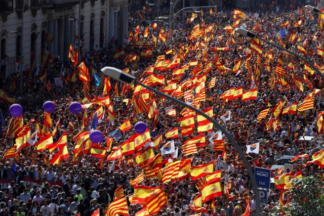 Decenas de miles de personas recorren las calles de la ciudad española de Barcelona en contra de la independencia de Cataluña. 8 octubre 2017. REUTERS/Rafael Marchante
