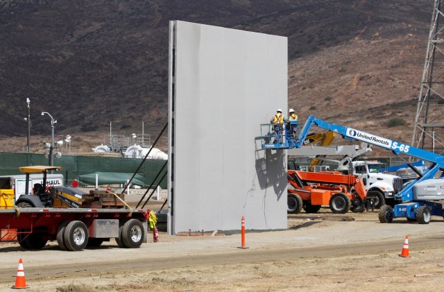 Personas trabajan en San Diego, Estados Unidos, durante la construcción de prototipos para el muro fronterizo del presidente Donald Trump con México, foto tomada desde el lado mexicano de la frontera en Tijuana, México, 3 de octubre de 2017. REUTERS/Jorge Duenes