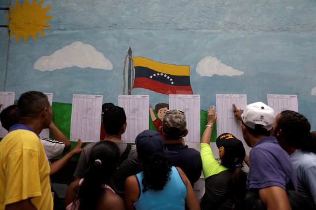 Venezolanos se buscan en las listas para ejercer su derecho al voto. REUTERS/Ricardo Moraes