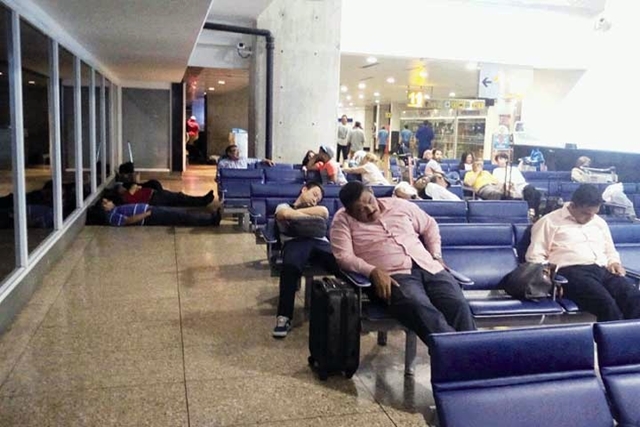 Hasta 18 horas de espera sufren pasajeros en aeropuertos venezolanos