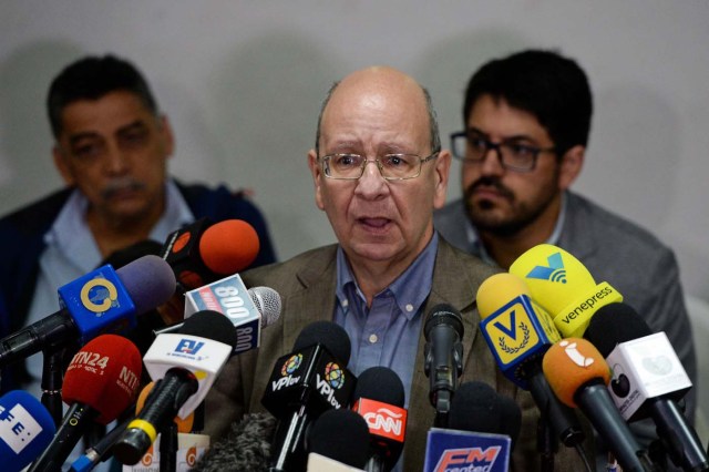 Vicente Diaz, member of the commission for dialogue between the government and representatives of the Venezuelan coalition of opposition parties (MUD) offers a press conference in Caracas on November 29, 2017. On Tuesday the Venezuelan parliament approved a report in support of negotiations to be undertaken by the government and its adversaries on December 1st in the Dominican Republic. / AFP PHOTO / FEDERICO PARRA