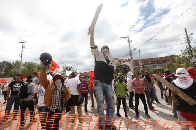 Partidarios del candidato presidencial opositor de Honduras Salvador Nasralla protestan mientras esperan los resultados oficiales de la elección fuera de un depósito del Tribunal Supremo Electoral en Tegucigalpa, Honduras, 30 de noviembre, 2017. REUTERS/Edgard Garrido