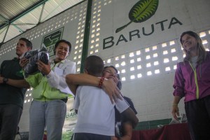 Alcaldía de Baruta y Banco Activo entregaron kits a las escuelas de iniciación deportivas