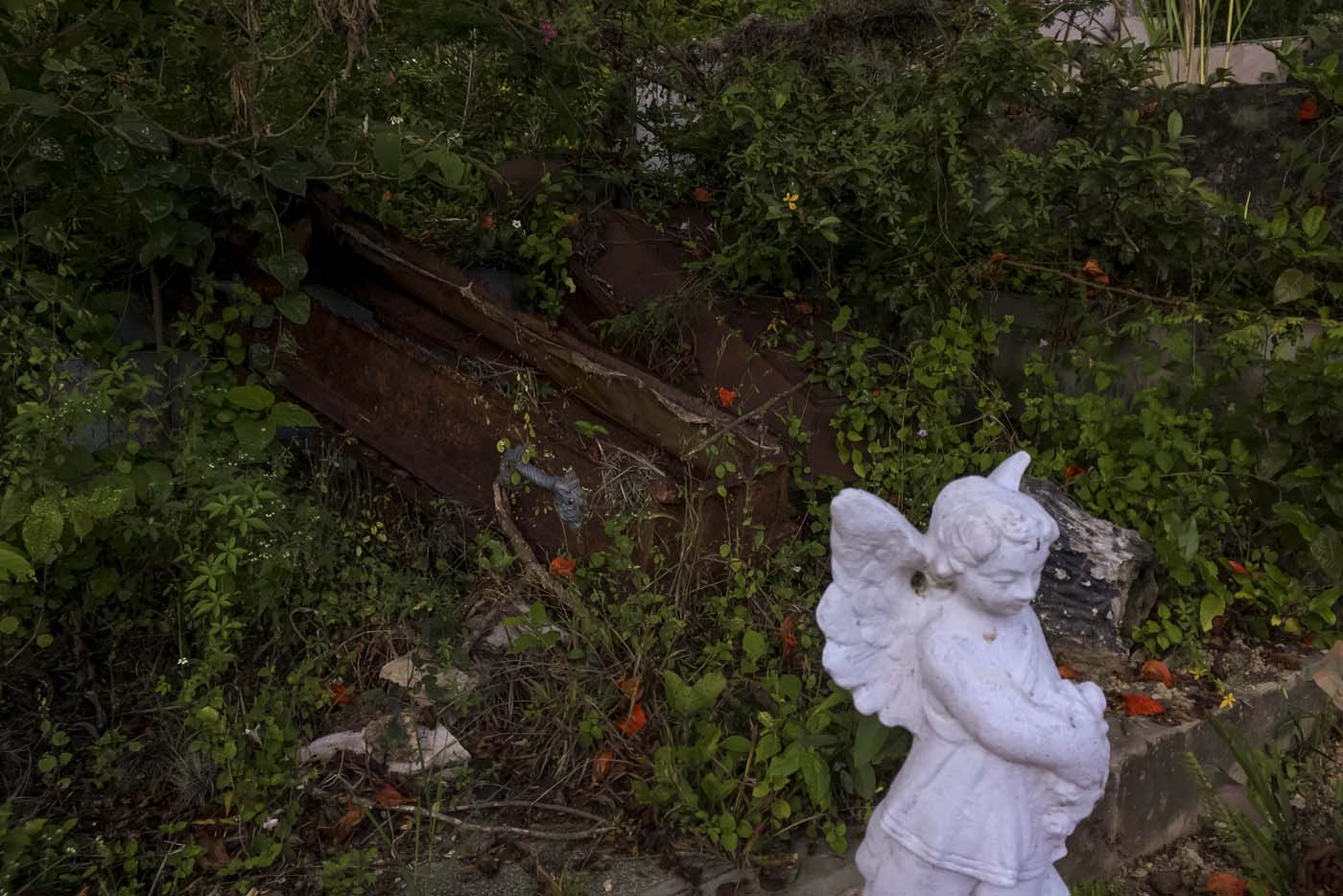 Aguacero causó desastres en el Cementerio de Los Teques y dejó ataúdes a la intemperie
