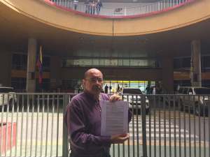 Elías Santana entregó comunicación al CNE para exigir condiciones electorales confiables