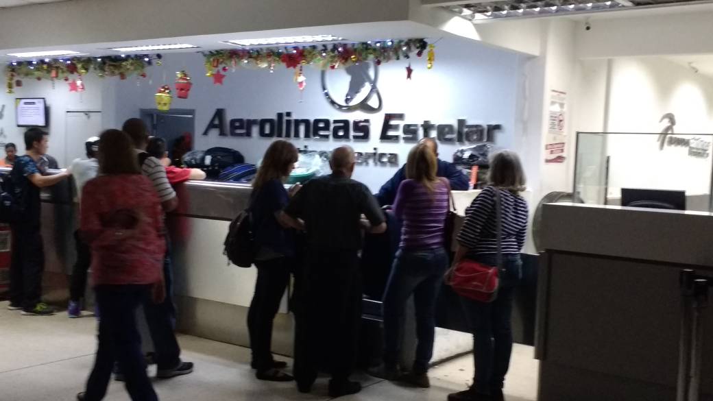 Pasajeros de Estelar varados en el aeropuerto La Chinita desde el viernes