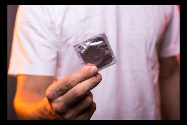 El ingenioso TRUCO que utilizó una chica para que el joven con quien estaba usara preservativo (Fotos)