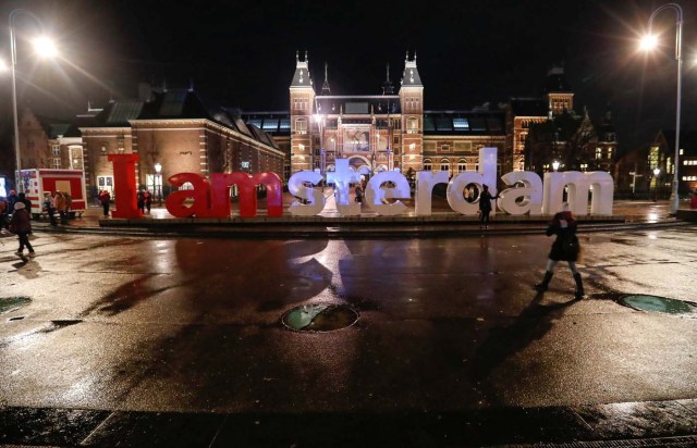 Tourists pose for photos outside the Rijksmuseum in central Amsterdam, Netherlands, November 30, 2017. Picture taken November 30, 2017. REUTERS/Yves Herman