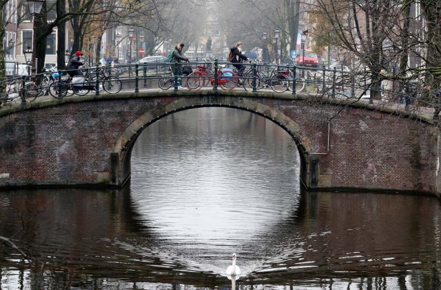 Cyclist ride on a bridge in central Amsterdam, Netherlands, December 1, 2017. REUTERS/Yves Herman