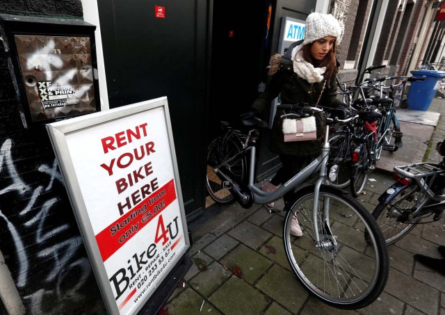 A tourist rents a bicycle in central Amsterdam, Netherlands, December 1, 2017. REUTERS/Yves Herman