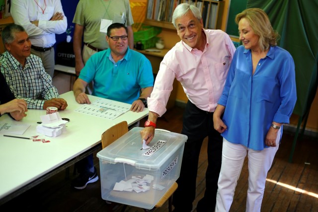 Foto del domingo del candidato a la presidencia de Chile Sebastián Piñera votando en Santiago junto a su esposa. Dic 17, 2017.  REUTERS/Ivan Alvarado