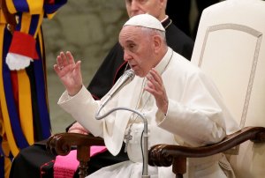El Papa advierte a la Curia sobre el cáncer de las degeneradas intrigas