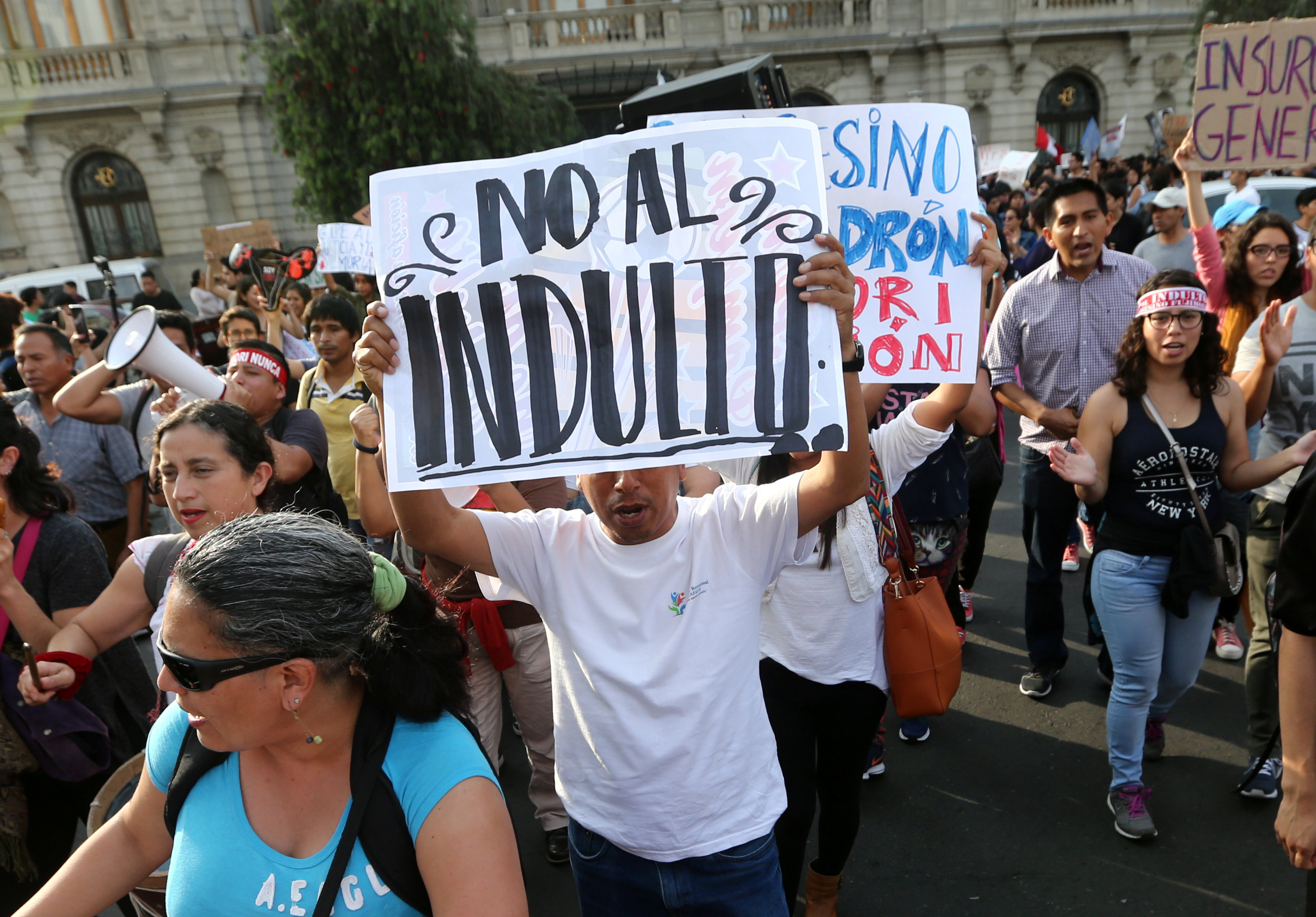 Masiva marcha de protesta en Perú contra indulto a Fujimori