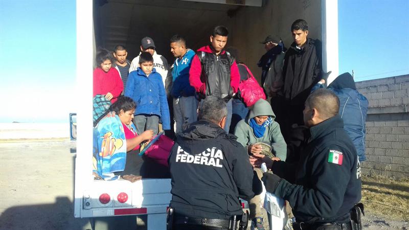 Rescatan a 29 indocumentados abandonados en un tráiler en México
