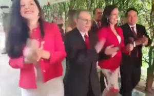 La curiosa cuña navideña de los empleados de la embajada de Venezuela en Brasil (Video)