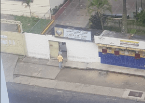 LA FOTO: Dos electores en liceo de Caricuao