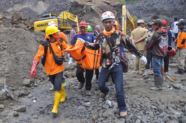 Rescue team members carry the body of a miner after a landslide hit Srumbung Village in Magelang, Indonesia December 18, 2017 in this photo taken by Antara Foto. Antara Foto/Anis Efizudin via REUTERS ATTENTION EDITORS - THIS IMAGE WAS PROVIDED BY A THIRD PARTY. MANDATORY CREDIT. INDONESIA OUT.