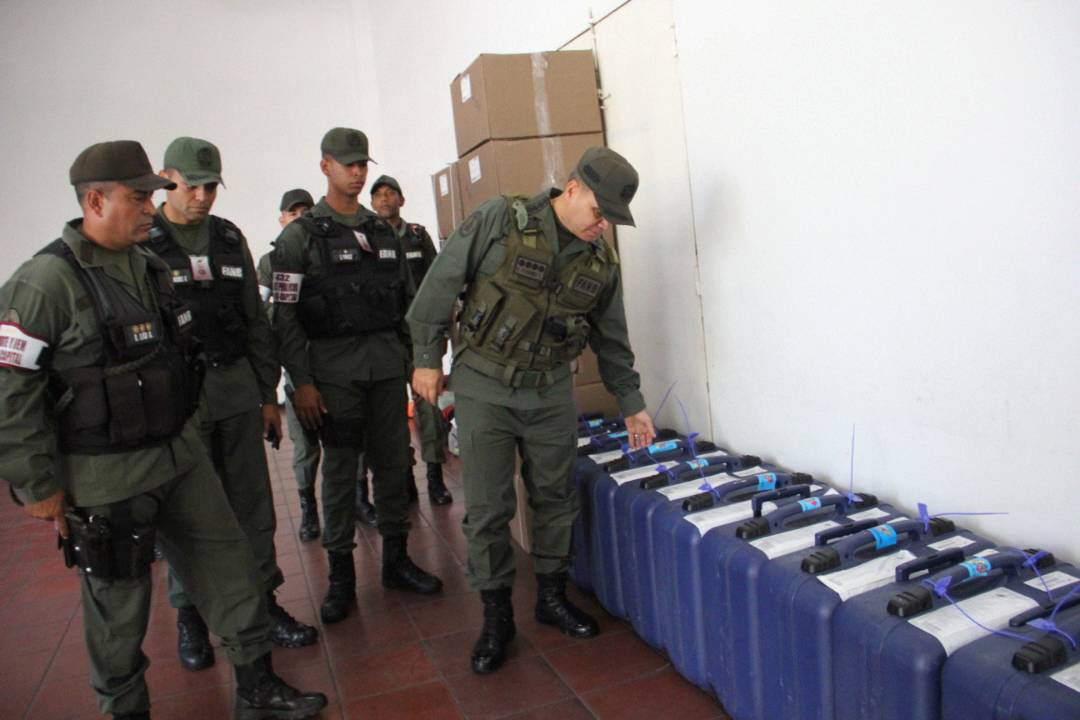 Maduro planea que militares custodien a electores “desde su casa a los centros de votación”