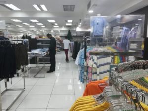 Tiendas de ropa eliminan etiquetas y habladores para agilizar aumento de precios