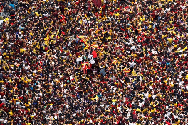 Devotees jostle as they try to reach an image of the Black Nazarene during the annual religious procession in Manila, Philippines, January 9, 2018. REUTERS/Erik  De Castro