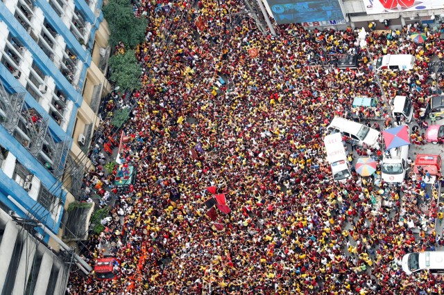 Devotees flock as a carriage bearing an image of Black Nazarene makes its way through Chinatown during the annual religious procession in Manila, Philippines January 9, 2018. REUTERS/Erik De Castro