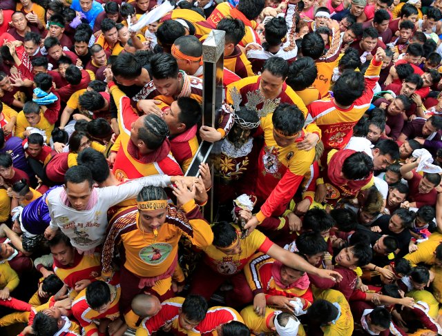 Devotees jostle while trying to reach the carriage of the image of the Black Nazarene as they participate in the annual procession at Chinatown, Metro Manila, Philippines January 9, 2018. REUTERS/Romeo Ranoco